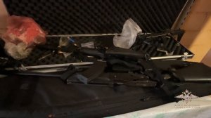 Полицейские раскрыли кражу оружия, обнаружив при этом крупный арсенал и партию наркотиков