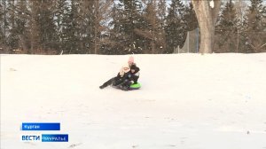 В январе во дворах Кургана и за городом образовались стихийные горки