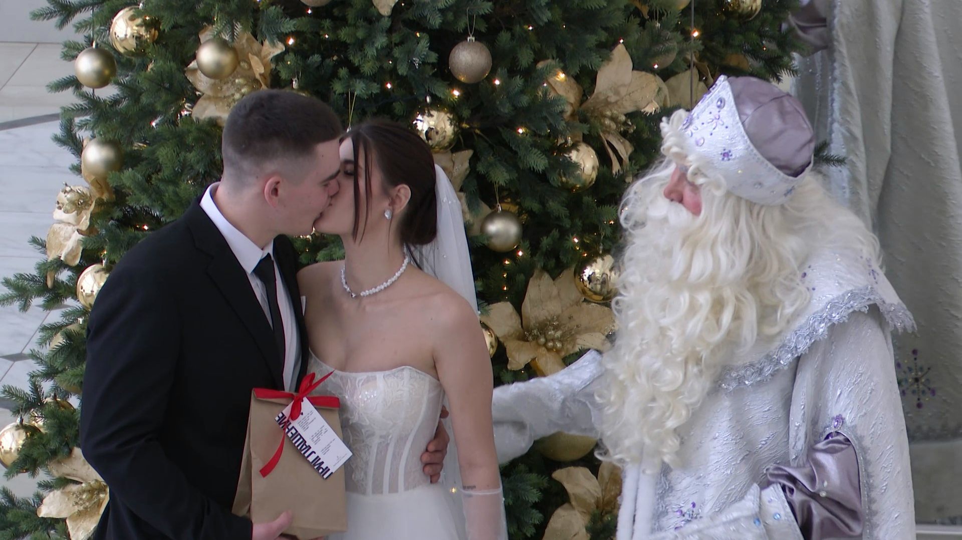 В Рязани 10 пар поженились под Новый год смотреть онлайн