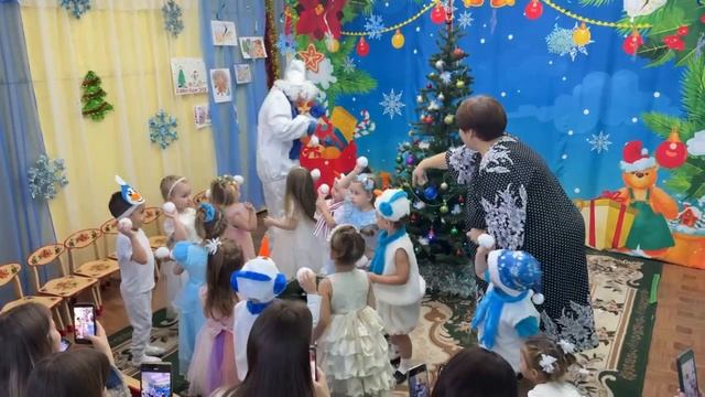 Игра со снежками автор О Воеводиной,  младшая группа смотреть онлайн