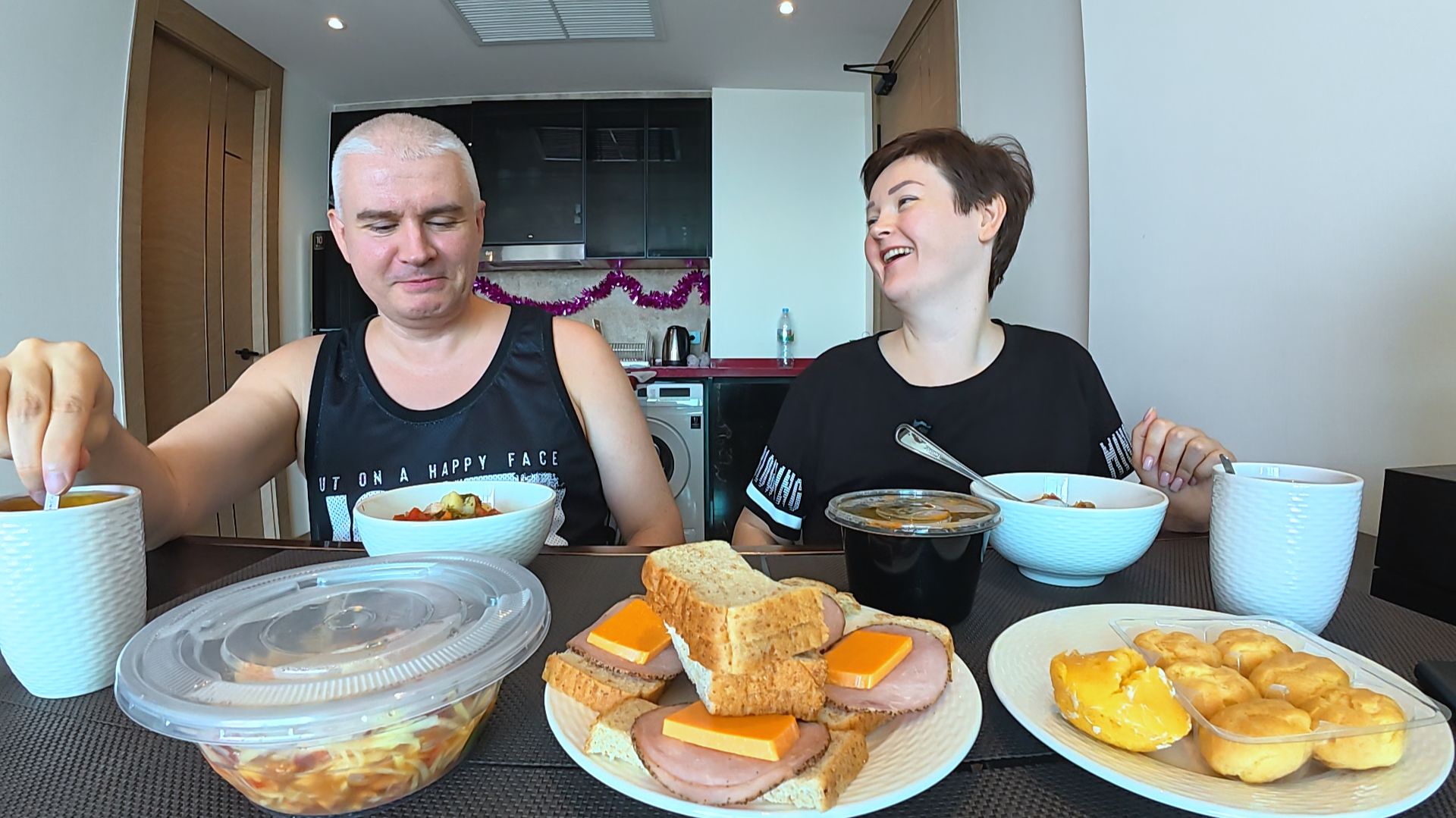 Мукбанг ОБДЕЛИЛА Вована! ОПАСНАЯ масала, ПОСТРАДАЛА при еде! Болталка и семейный обед Таиланд смотреть онлайн