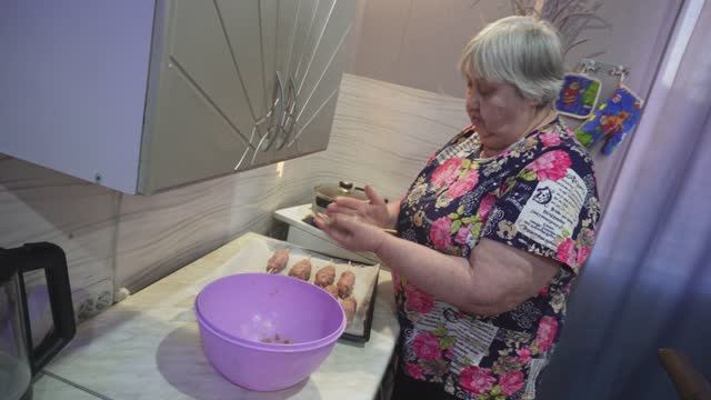 Как вкусно мама готовит мясные шашлычки чтобы порадовать нас ПОДВАЛ ИЛЬИЧА вкусная кулинария смотреть онлайн