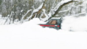 Шестиколесный прокачанный трак в снежном драйве  Crossrc XL Bison