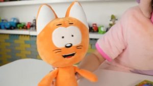 СИНИЙ ТРАКТОР и Свинка Алиса играет в Стикибук  - КуКуPlay