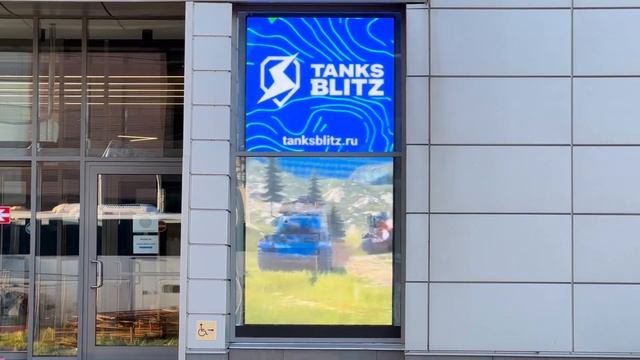 Светодиодный экран уличной яркости. Шаг пикселя 4 мм. Вариант размещения в витрине за стеклом. смотреть онлайн