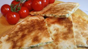 Тортилья на сковороде с яйцом, сыром и зеленью.