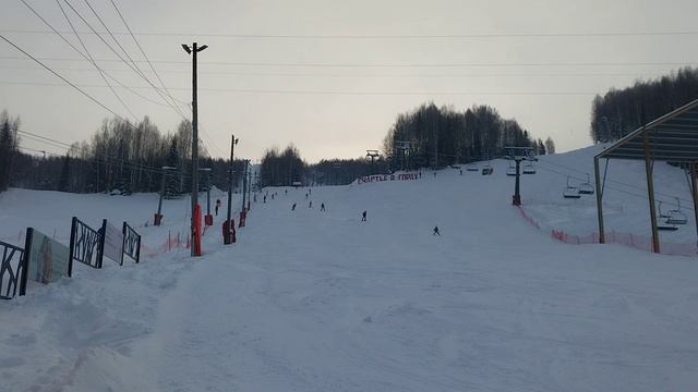 На горе кафе, под горой кафе, а мы катаемся с гор и нам весело! смотреть онлайн