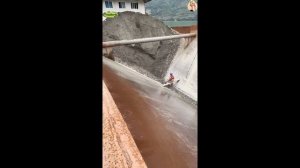 Строительство, разгрузка баржи