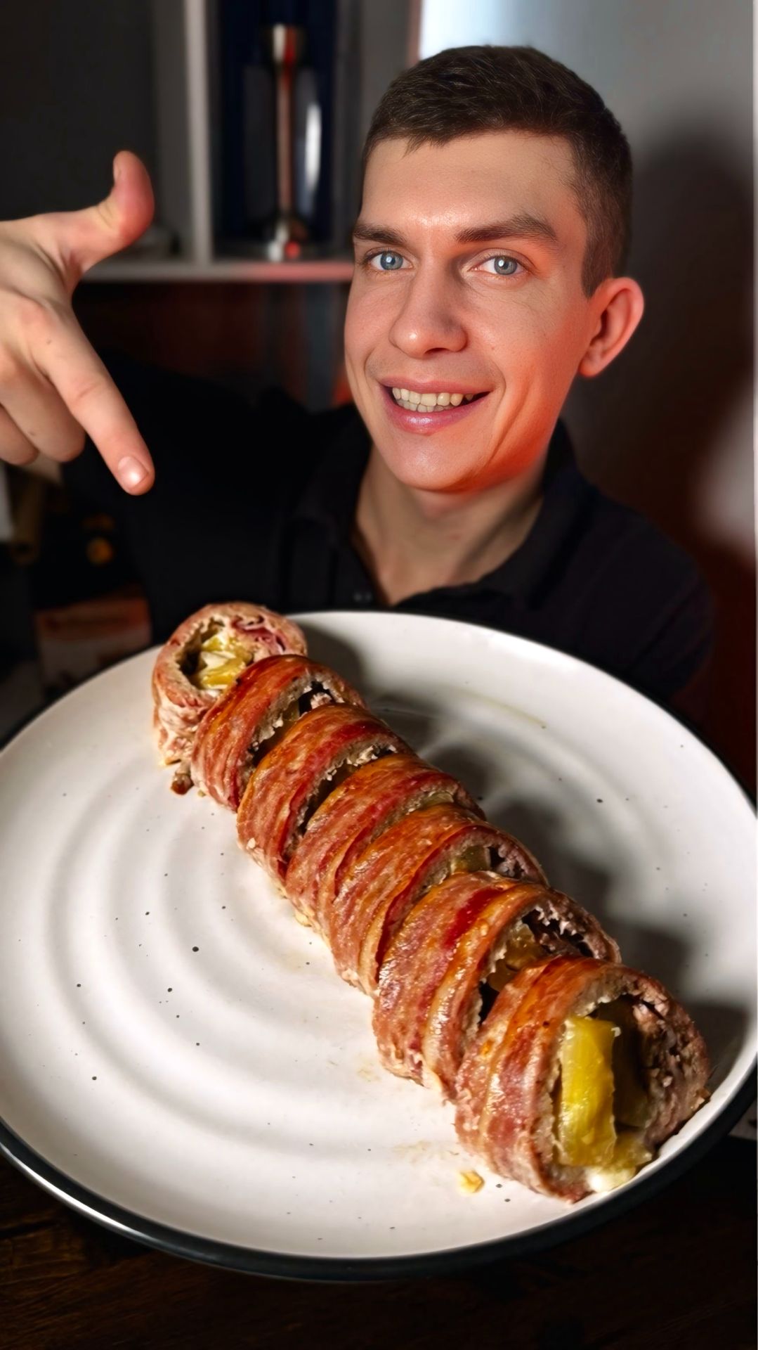 Мясной рулет с ананасами в беконе смотреть онлайн