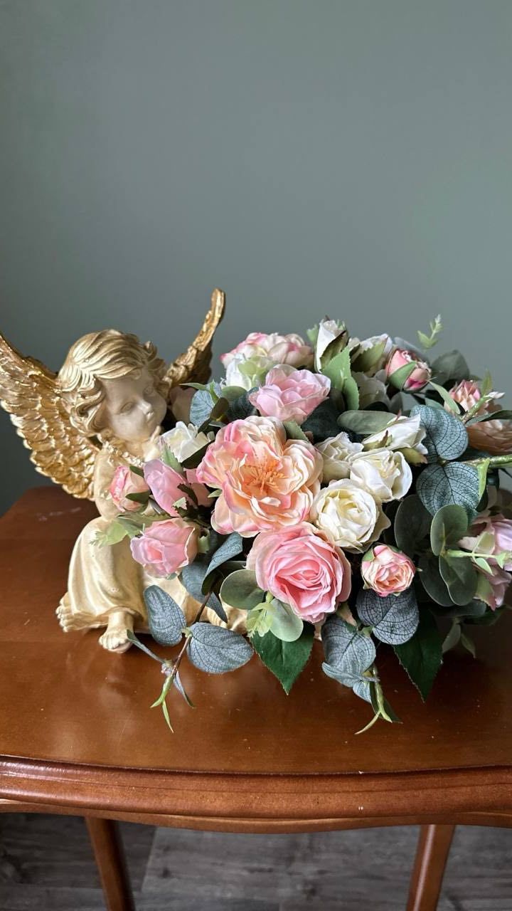 Ангел с цветами.