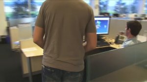 Илон Маск проводит тур по офису SpaceX в 2010 году.