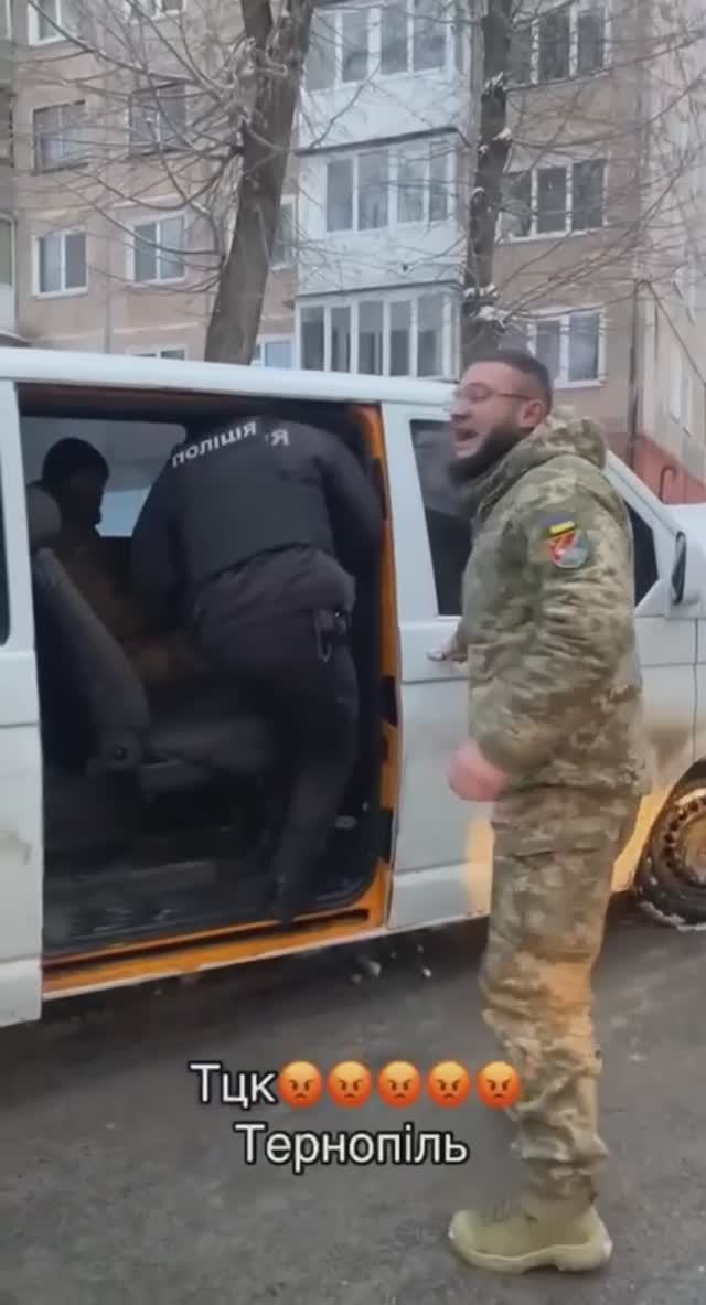 Мешканцы Тернополя у ТЦК отбили "добычу" смотреть онлайн