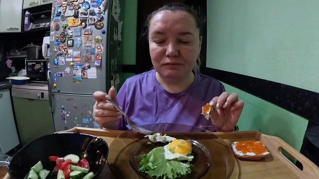 Яичница с грибами, бутерброды с икрой, овощи. Завтрак #еда#домашняя вкусная еда смотреть онлайн