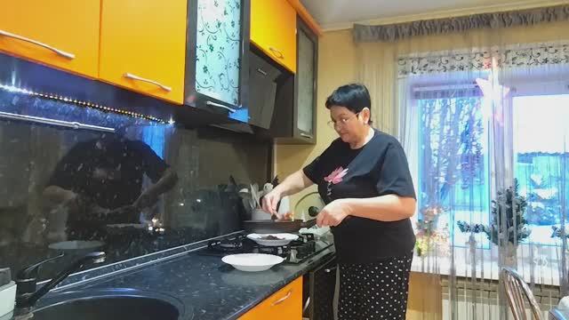 НА ЗАВТРАК ЯИЧНИЦА/ВАДИМ НА ЛЕТУ ПОЗАВТРАКАЛ И ПОЕХАЛ смотреть онлайн