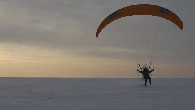 Полёты у Лахта Центр. Мотопарапланы. Январь 2024 год. Санкт-Петербург. смотреть онлайн