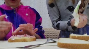 Приготовили закуску. оооочень вкусно, советую. отлично на завтрак👍🏻👌🏼🥪