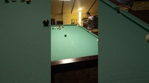 Ребята осваивают бильярд