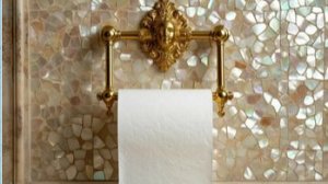 Маскируем битую плитку под держателем туалетной бумаги. Просто и бюжетно.