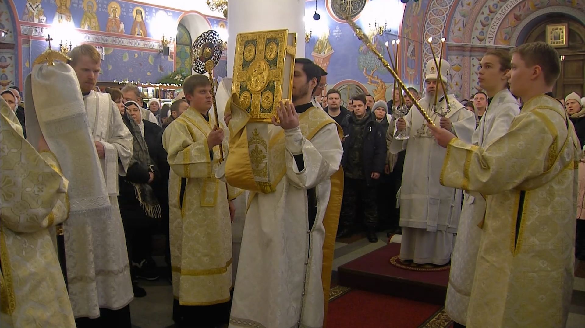 Епископ Феогност возглавил рождественское богослужение в Серове смотреть онлайн