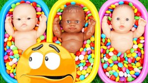 Мультики для детей. Мини кукляшки с яркими конфетками в ванночках. Смотреть мультики для малышей.