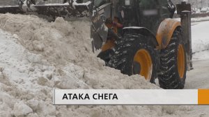 В Набережных Челнах идёт активная уборка снега, который продолжает атаковать
