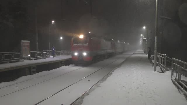 Электровоз ЭП2К-034 (ТЧЭ-8) со скорым поездом № 251Г Киров — Москва (Восточный вокзал). смотреть онлайн