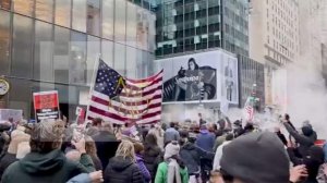 В США протестующие против ICE вышли на митинги перед Башней Трампа в Нью-Йорке