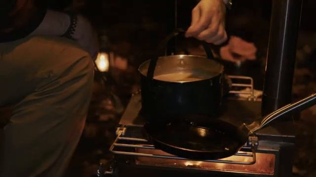 Жаркий поход в палатке под дождем, приготовление свежих грибов на походной плите смотреть онлайн