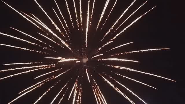 Взрываем фейерверки в новогодние праздники Люсткугели 2.5, 3,4 дюйма Профессиональные салюты. смотреть онлайн