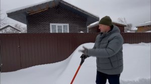 Устраняем последствия обильного снегопада на даче