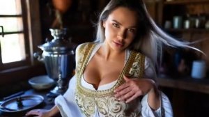 ДВЕРЬ ЗАКРЫЛ И ПОНЕСЛОСЬ