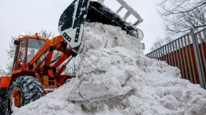Последствия мощнейшего снегопада в Москве: Тысячи единиц техники вывозят миллионы кубометров снега