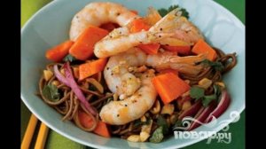 Салат с папайей, креветками и лапшой