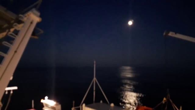 Линия терминатора — это граница между днём и ночью, которая разделяет всю планету смотреть онлайн