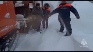 На Камчатке спасатели откопали застрявшего в сугробе врача