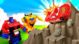 МУЛЬТИКИ ПРО МАШИНКИ 🚗 МОЛНИЯ МАКВИН И ВЕЧНОЕ ПРОТИВОСТОЯНИЕ. ТАЧКИ ИЛИ ТРАНСФОРМЕРЫ. КТО КРУЧЕ?