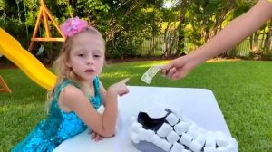 Настя играет в продавца сладких туфлей [get.gt]