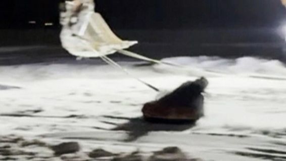 Мужчина прокатился на привязанной к ковшу экскаватора "ватрушке" смотреть онлайн