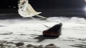 Мужчина прокатился на привязанной к ковшу экскаватора "ватрушке"