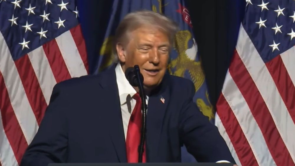 Трамп перед публикой спародировал кашель Байдена смотреть онлайн