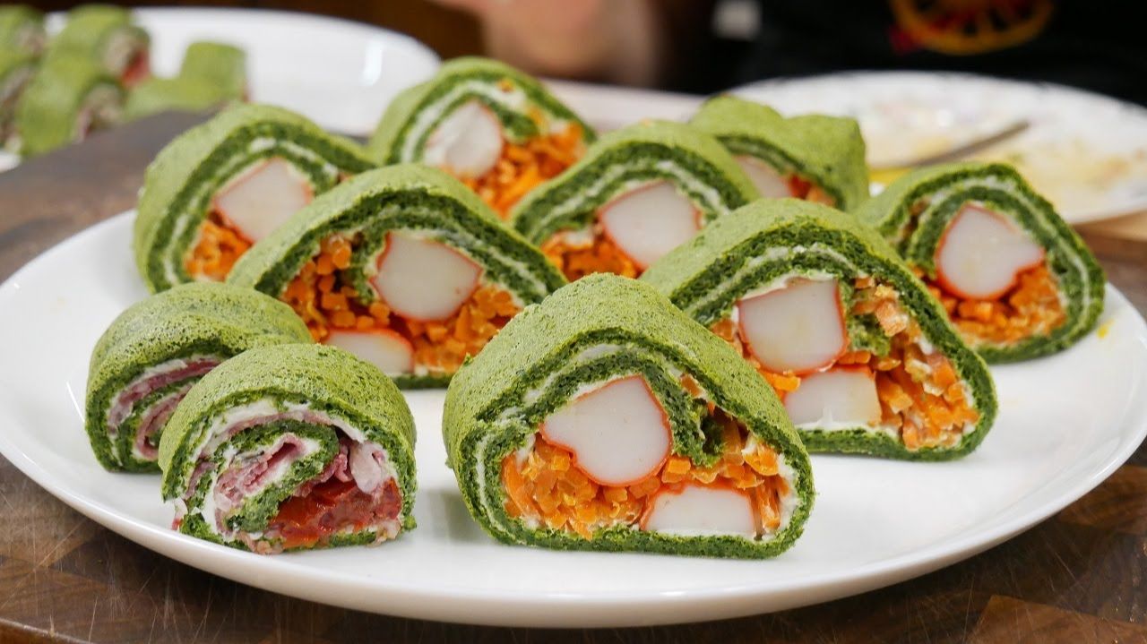 🎄 НОВОГОДНИЙ РУЛЕТ-УКРАШЕНИЕ! Шпинатный бисквит с двумя начинками, цыганка готовит. смотреть онлайн