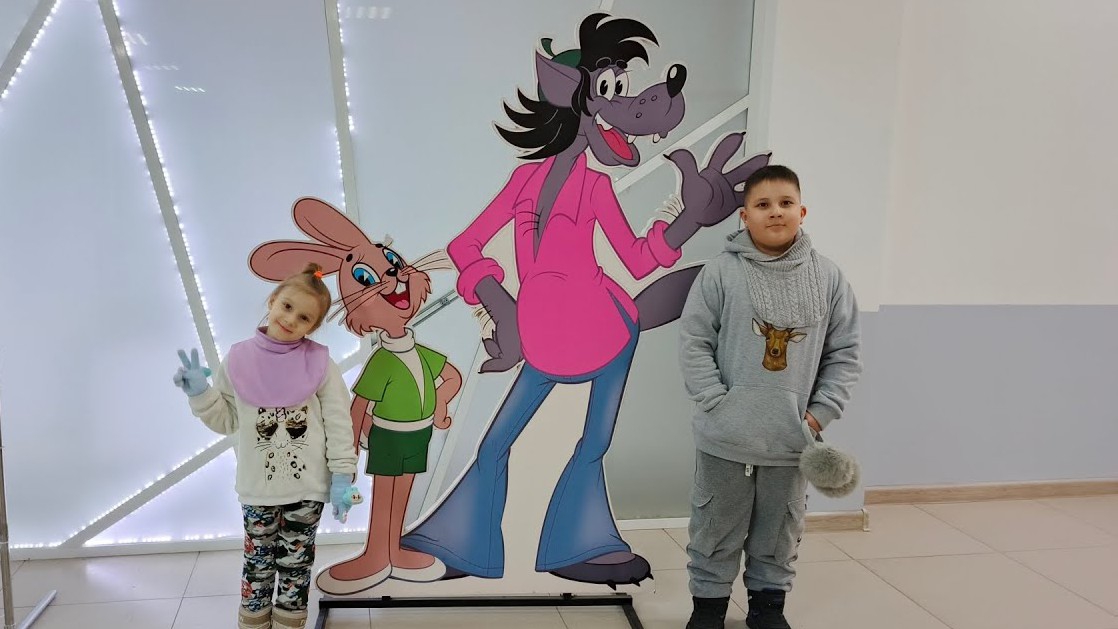 Ледовая Арена впервые на льду Мира и Стёпа VLOG смотреть онлайн