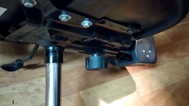 Газлифт вышел из строя.  Попытался снять газлифт газовым ключом смотреть онлайн