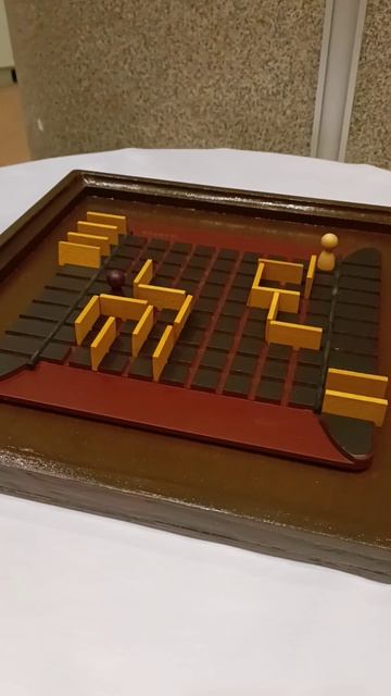 Побеждает тот игрок, чья фишка первой достигнет любой клетки на противоположной стороне поля смотреть онлайн