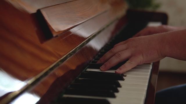 En étreindrant sa fille смотреть онлайн