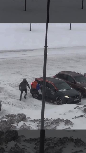 Москвич во второй день циклона «Фрэнсис» с трудом откопал машину каршеринга. смотреть онлайн