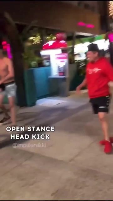 ММА боец против двух гопников