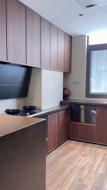 Кухня: фасады темное дерево, столешница искусственный камень. смотреть онлайн