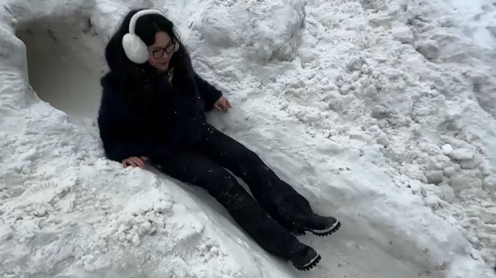 Студенты скатываются с "царя-сугроба" в Москве смотреть онлайн