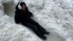 Студенты скатываются с "царя-сугроба" в Москве